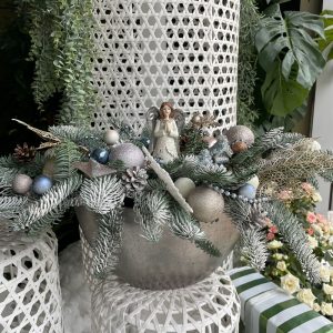 Композиция зимняя в серебряной лодке